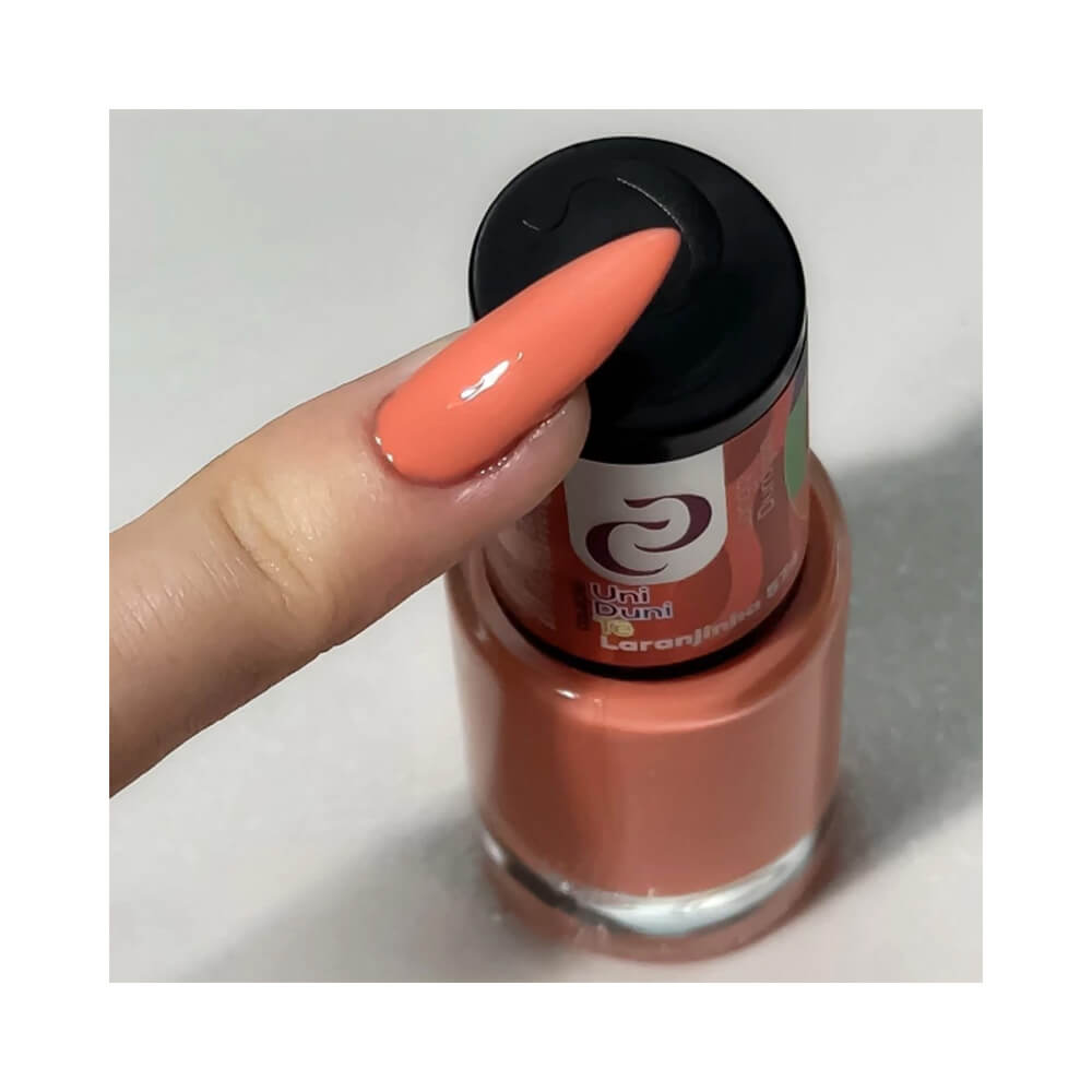 Unhas pintadas com esmalte Cora Uni Duni Tê Laranjinha com acabamento brilhante e uniforme